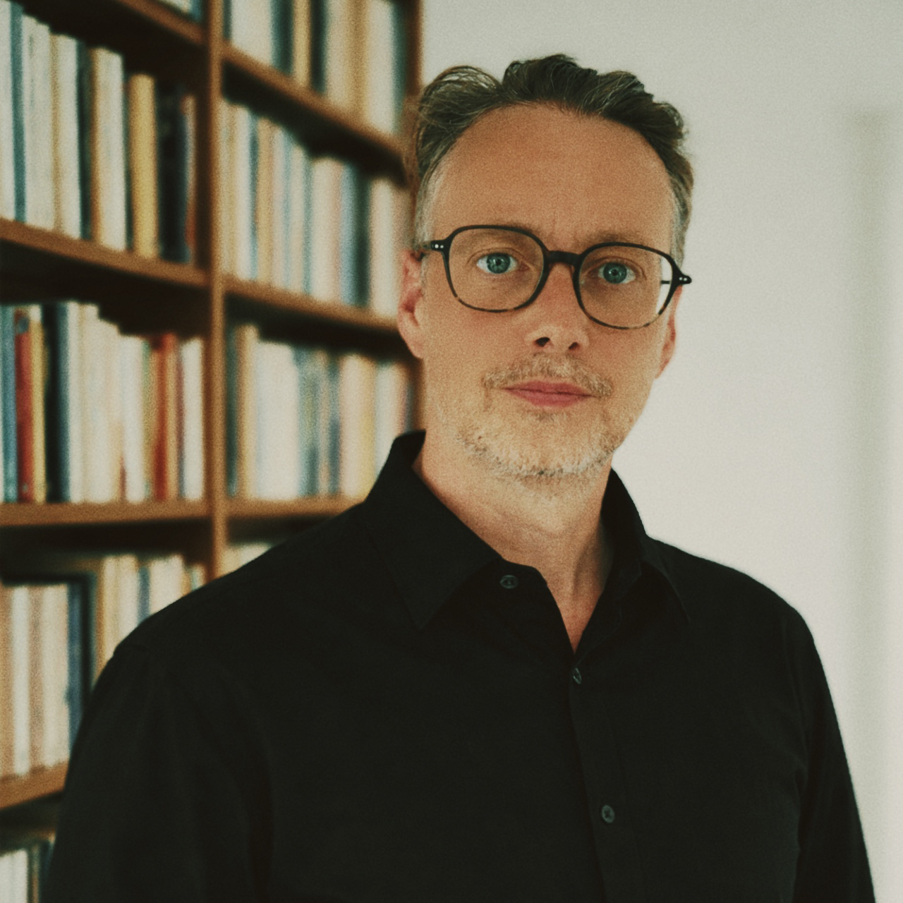 Portrait d'Adrien Carré, co-fondateur de l'agence digitale Jackson & Kent à Paris